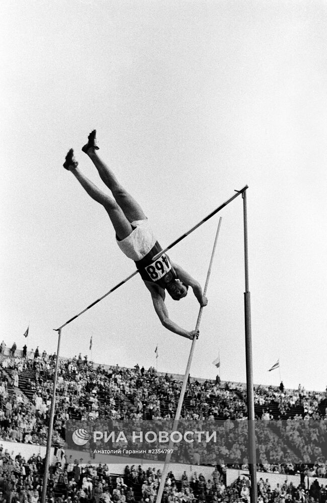 Чемпион Олимпиады по прыжкам с шестом Боб Ричардс