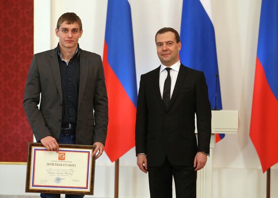 Д.Медведев вручил почетные грамоты победителям универсиады 2013 года