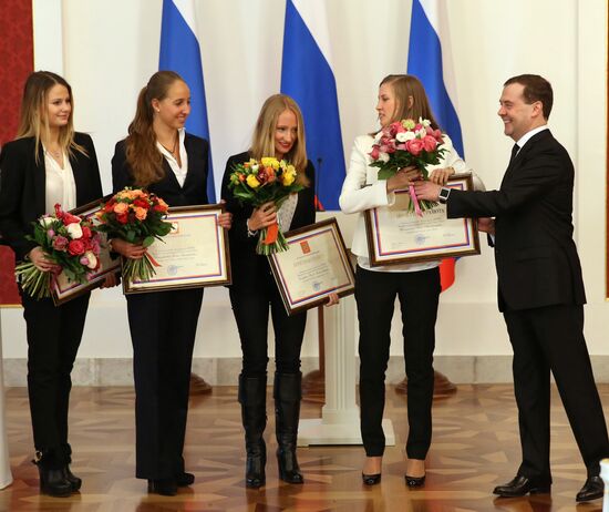 Д.Медведев вручил почетные грамоты победителям универсиады 2013 года