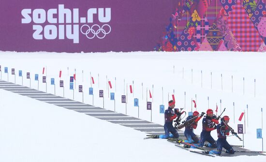 Тренировки спортсменов в лыжно-биатлонном комплексе "Лаура"