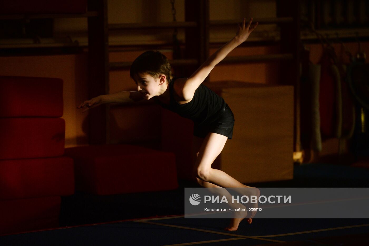 Тренировка по гимнастике в спорткомплексе "Манеж" в Великом Новгороде