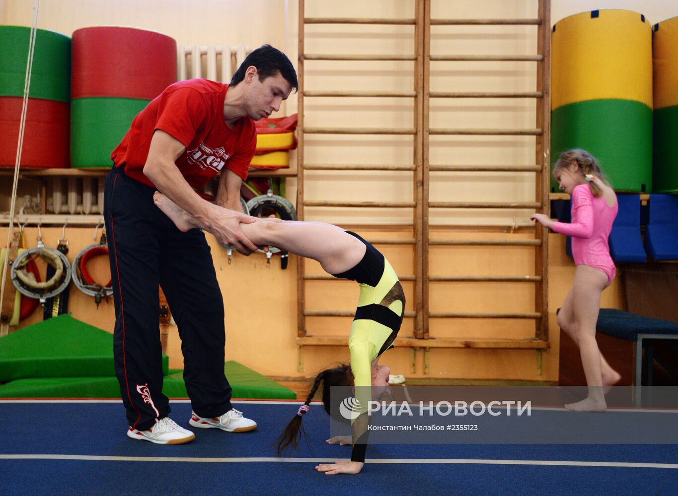 Тренировка по гимнастике в спорткомплексе "Манеж" в Великом Новгороде