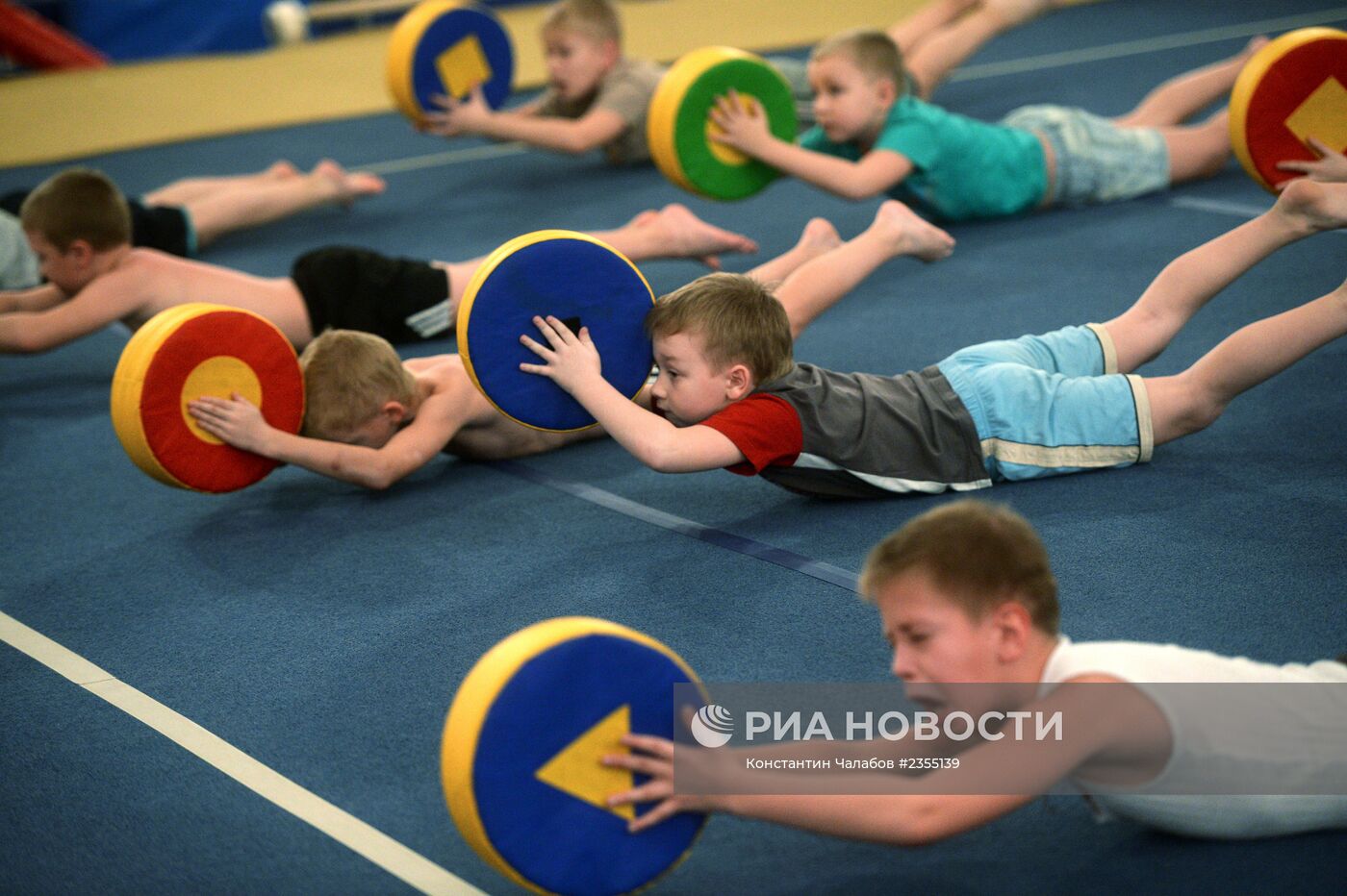 Тренировка по гимнастике в спорткомплексе "Манеж" в Великом Новгороде