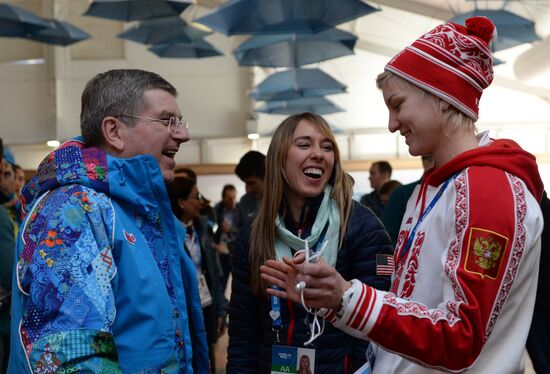 Президент МОК Томас Бах посетил Олимпийскую деревню прибрежного кластера