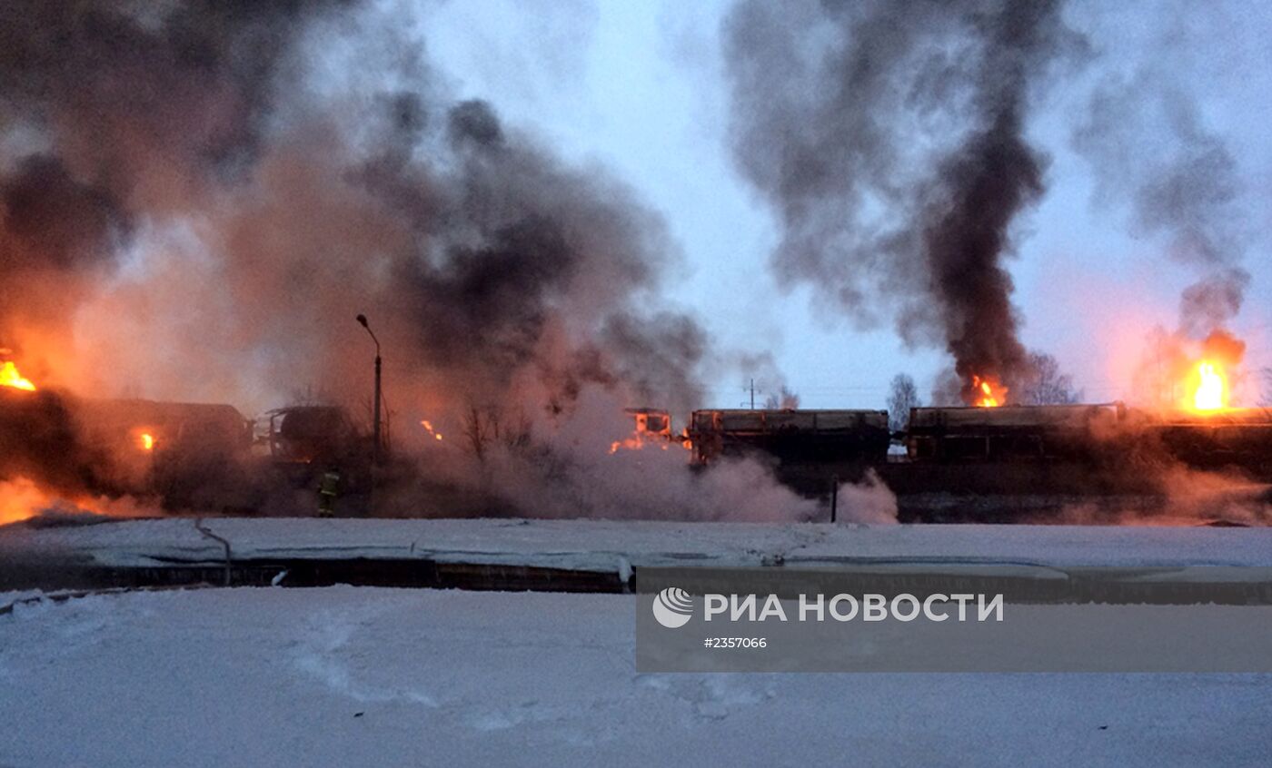 Цистерны с конденсатом сжиженного газа сошли с рельс в Кировской области