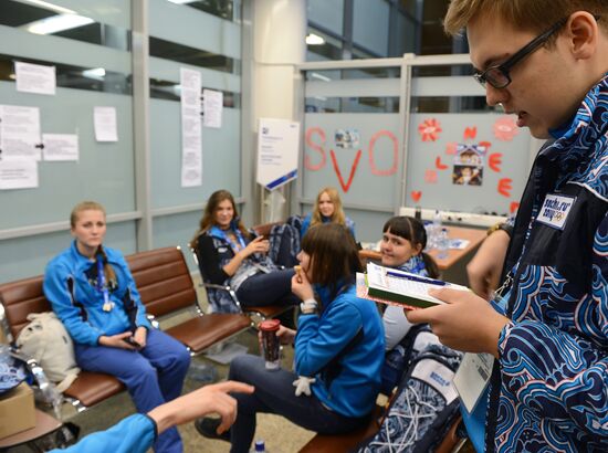 Работа волонтеров "Сочи-2014" в аэропорту Шереметьево