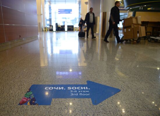 Работа волонтеров "Сочи-2014" в аэропорту Шереметьево
