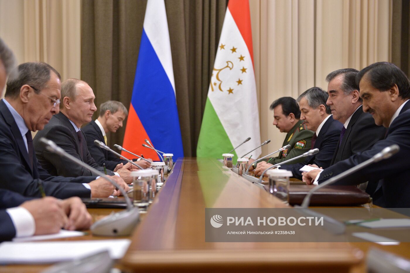 В.Путин встретился с президентом Таджикистана Э.Рахмоном
