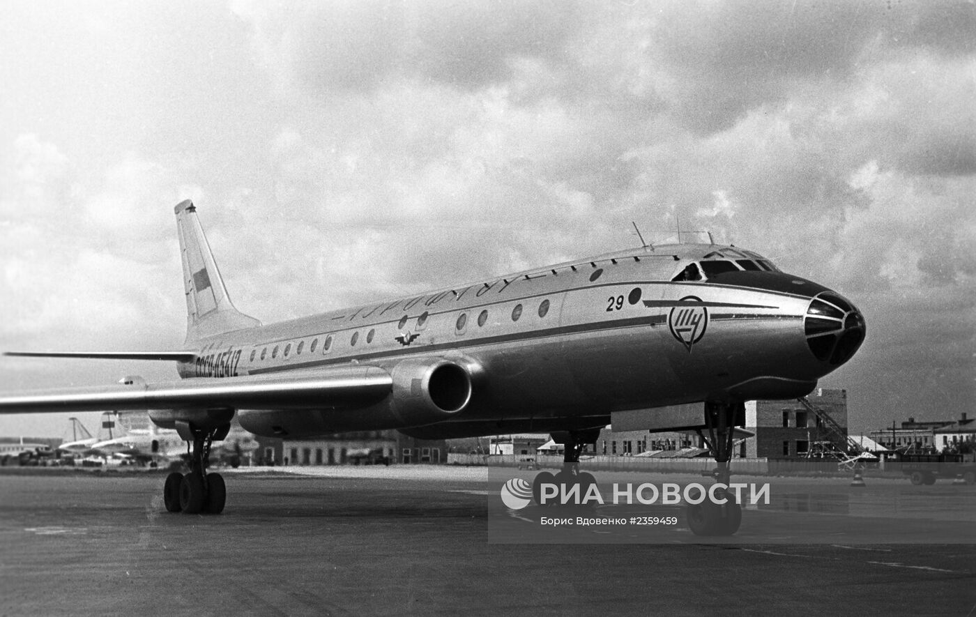 Реактивный самолет Ту-104