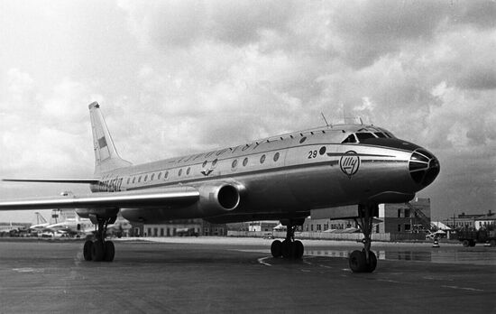 Реактивный самолет Ту-104