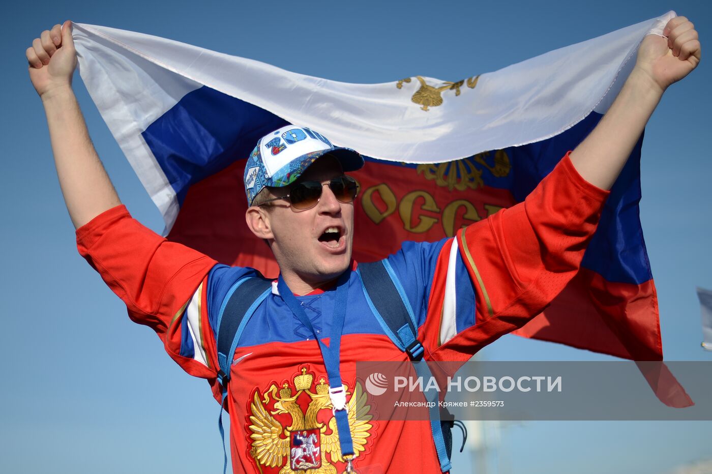Зрители прибывают на церемонию открытия XXII зимних Олимпийских игр