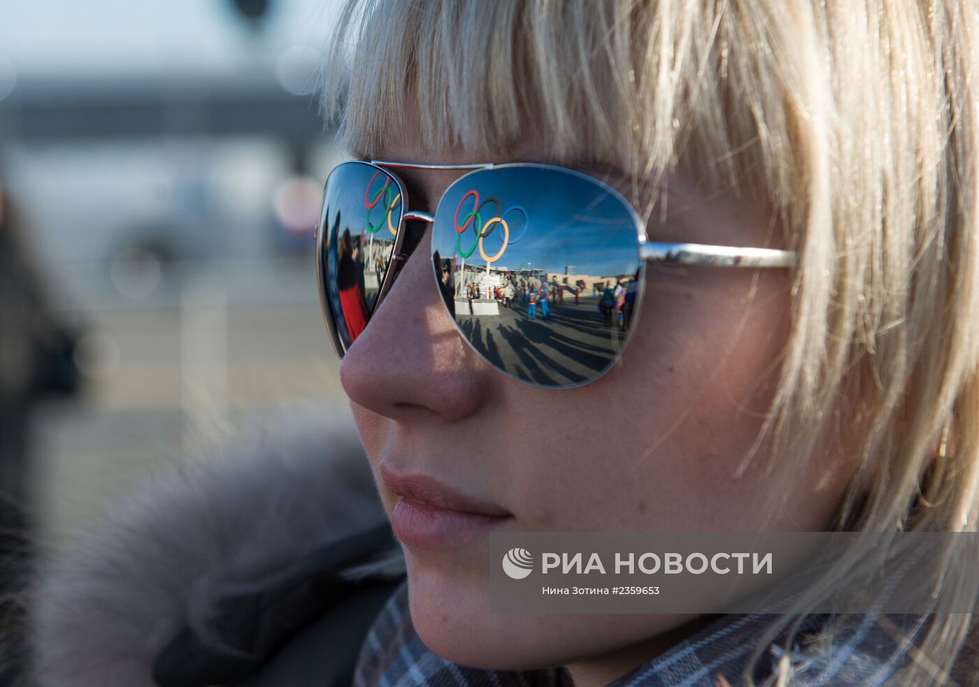Зрители прибывают на церемонию открытия XXII зимних Олимпийских игр