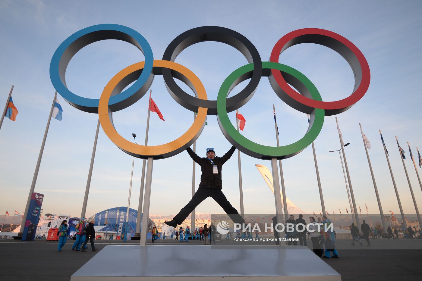 Зрители прибывают на церемонию открытия XXII зимних Олимпийских игр