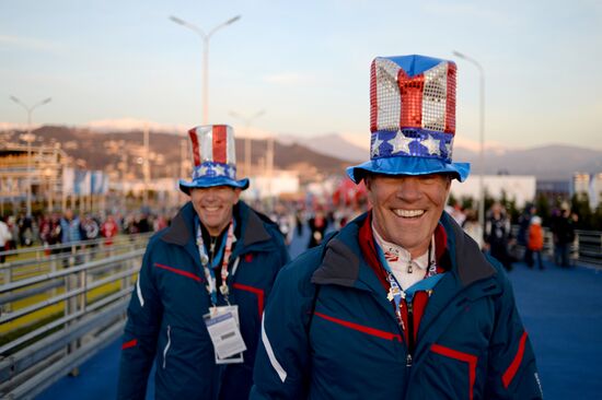 Зрители прибывают на церемонию открытия XXII зимних Олимпийских игр