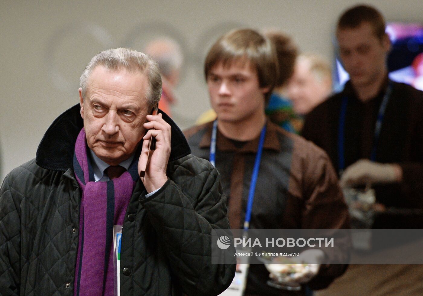 Зрители прибывают на церемонию открытия XXII зимних Олимпийских игр