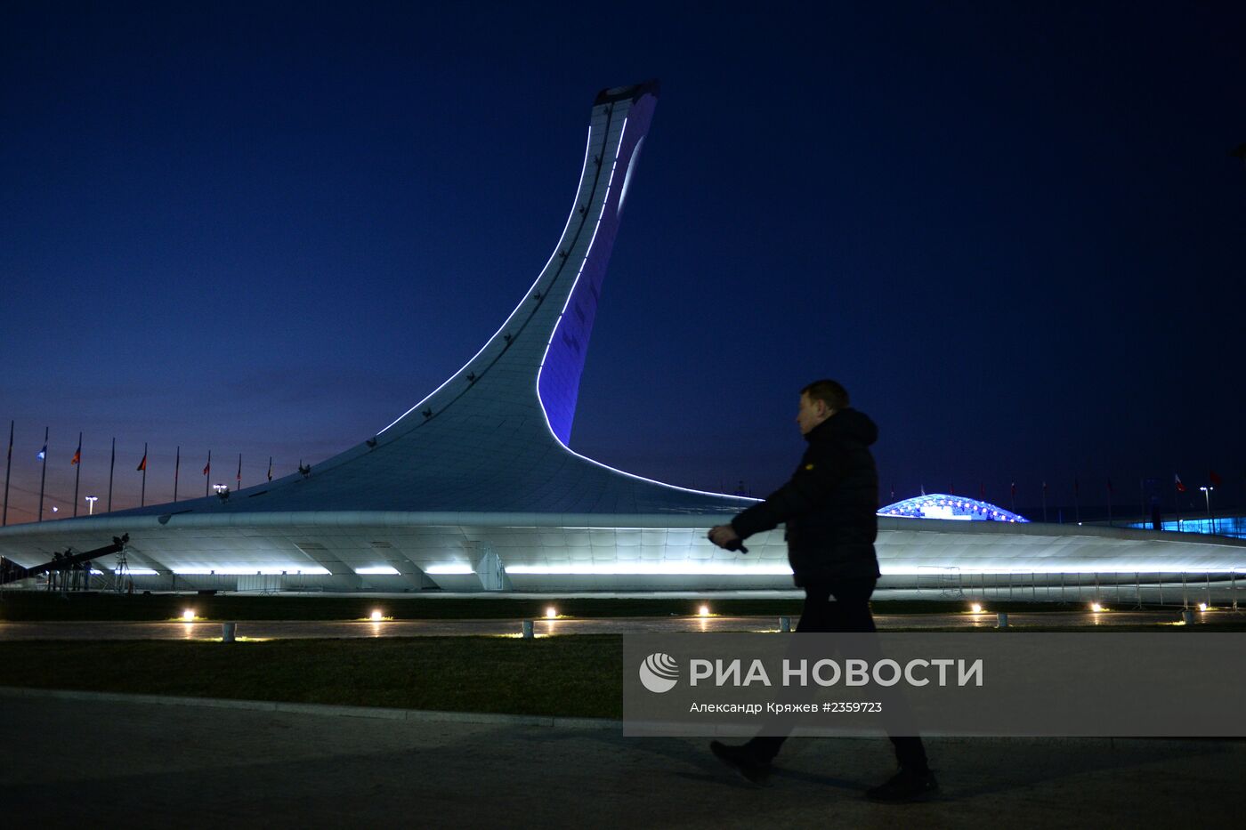 Зрители прибывают на церемонию открытия XXII зимних Олимпийских игр