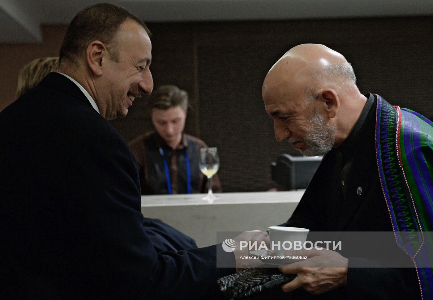 Зрители прибывают на церемонию открытия XXII зимних Олимпийских игр