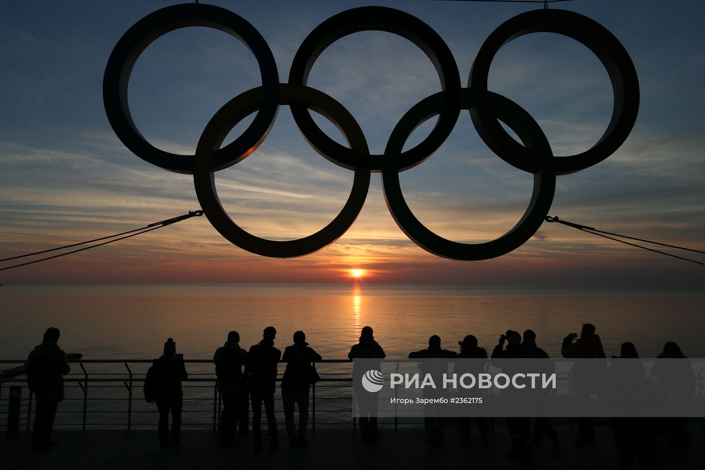Олимпийские кольца на набережной Адлерского района Сочи.
