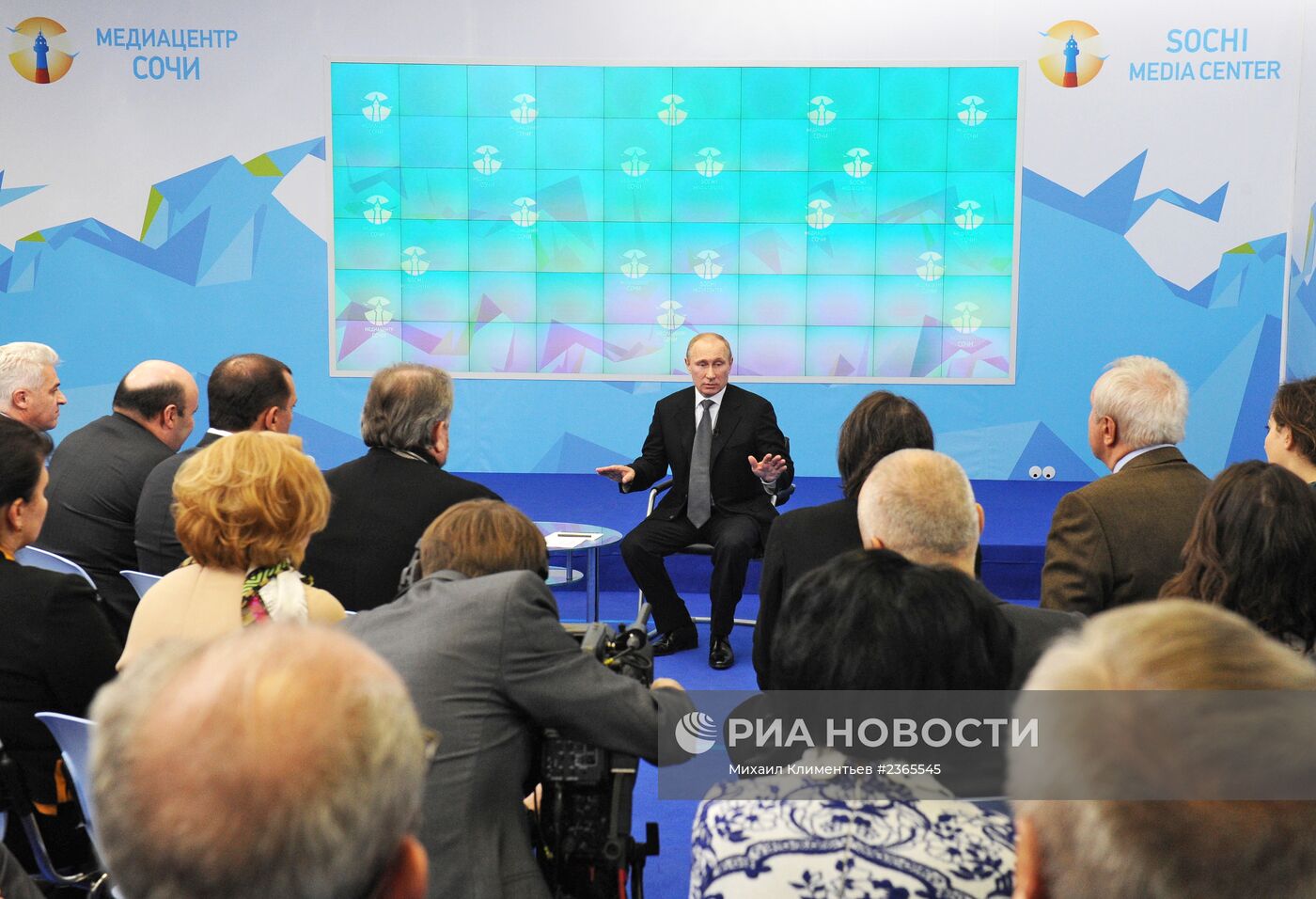В.Путин встретился с членами общественного совета по проведению Олимпиады 2014