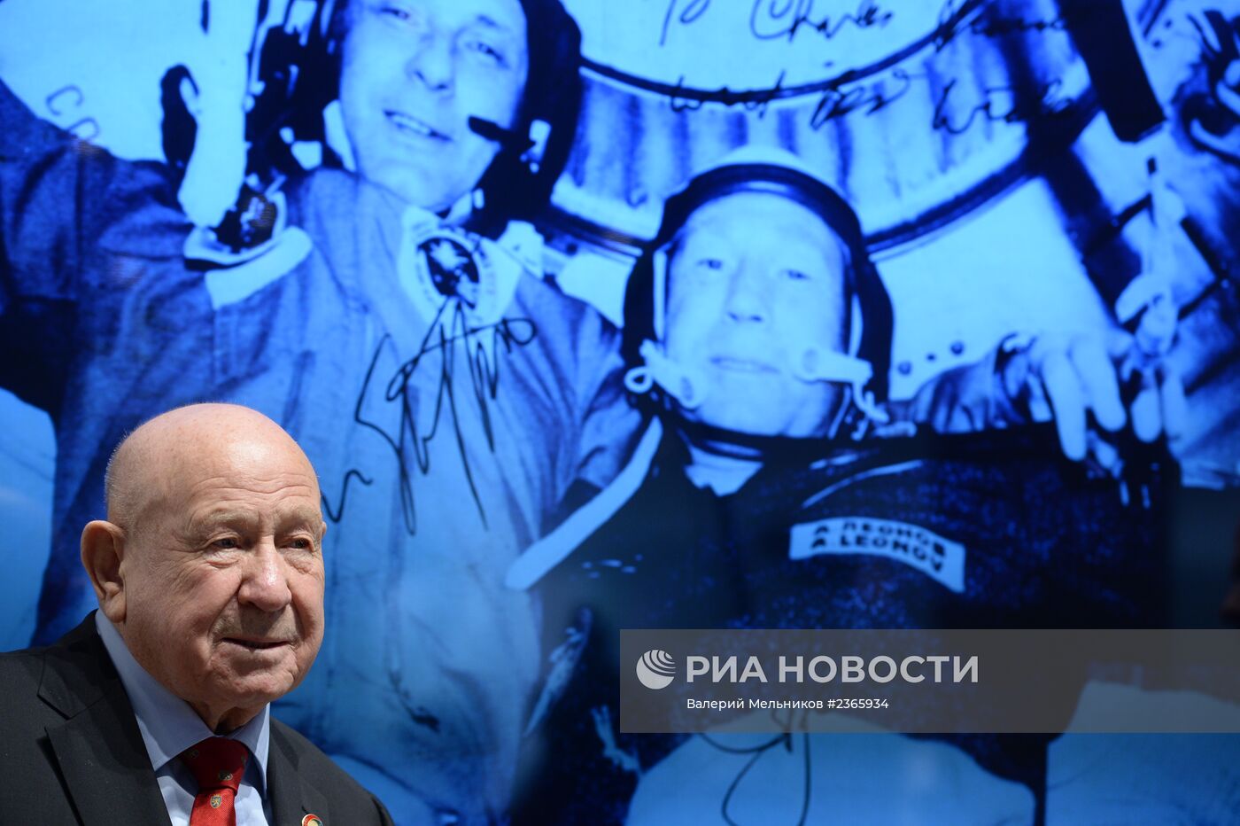 Посещение космонавтами А.Леоновым и Т.Стэффордом павильона OMEGA