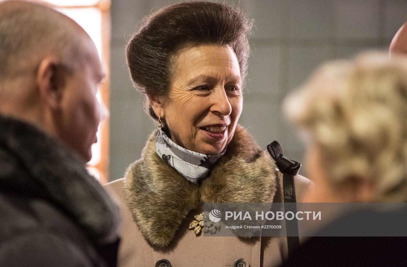 Посещение принцессой Анной занятий по иппотерапии на Московском ипподроме