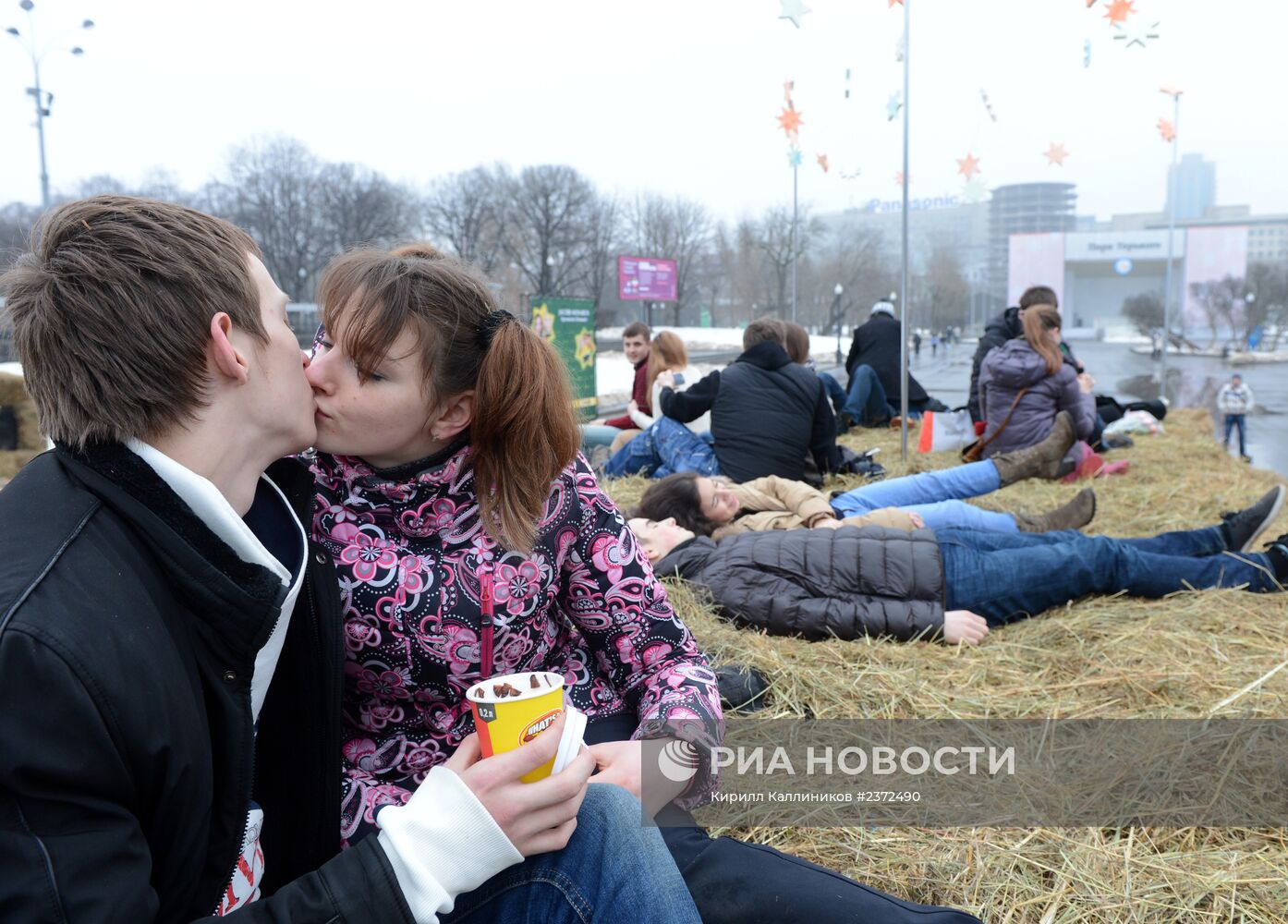 Трехметровый сеновал для влюбленных появился в парке Горького к Дню святого Валентина