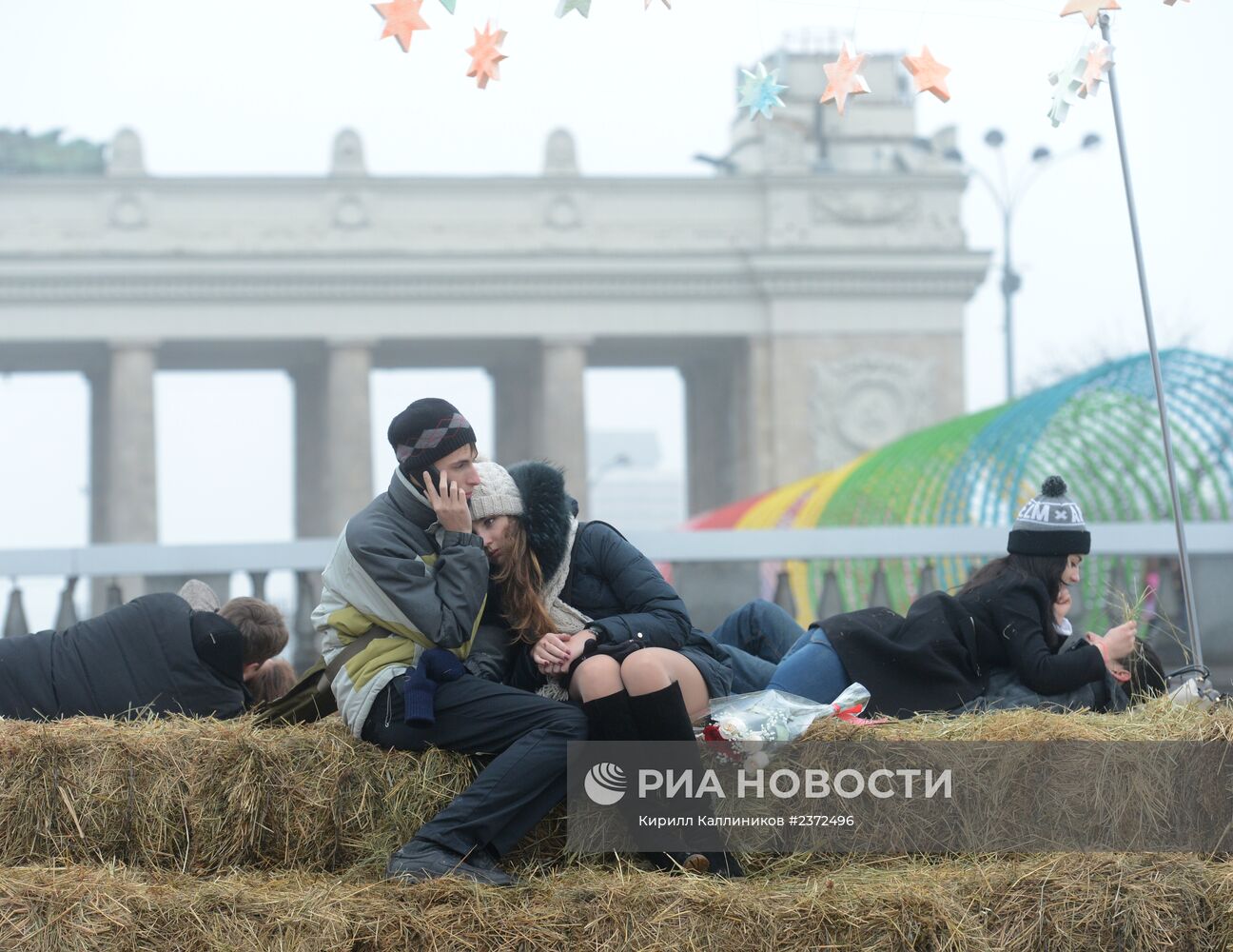 Трехметровый сеновал для влюбленных появился в парке Горького к Дню святого Валентина