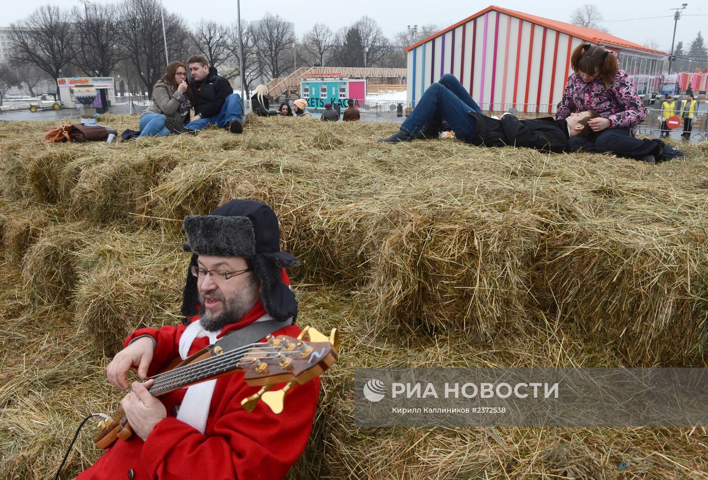 Трехметровый сеновал для влюбленных появился в парке Горького к Дню святого Валентина