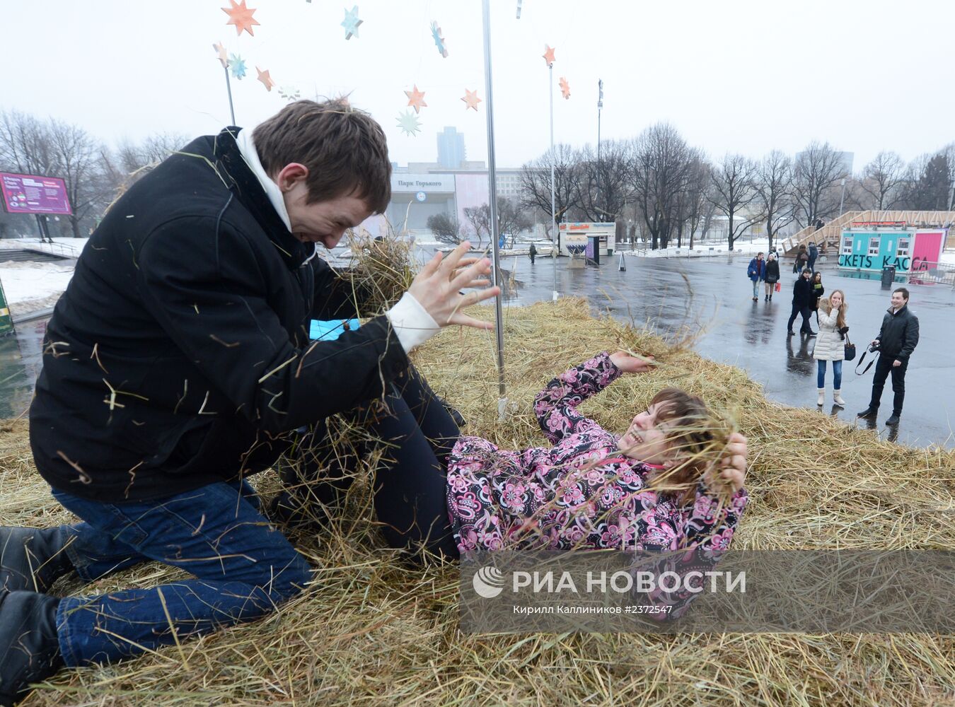 Трехметровый сеновал для влюбленных появился в парке Горького к Дню святого Валентина