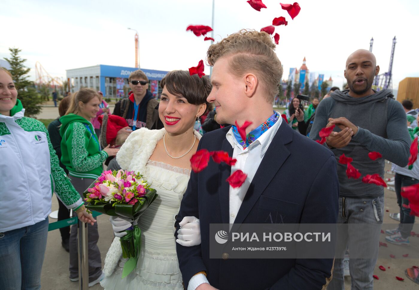 В День всех влюбленных в олимпийском павильоне "МегаФона" отпраздновали свадьбу