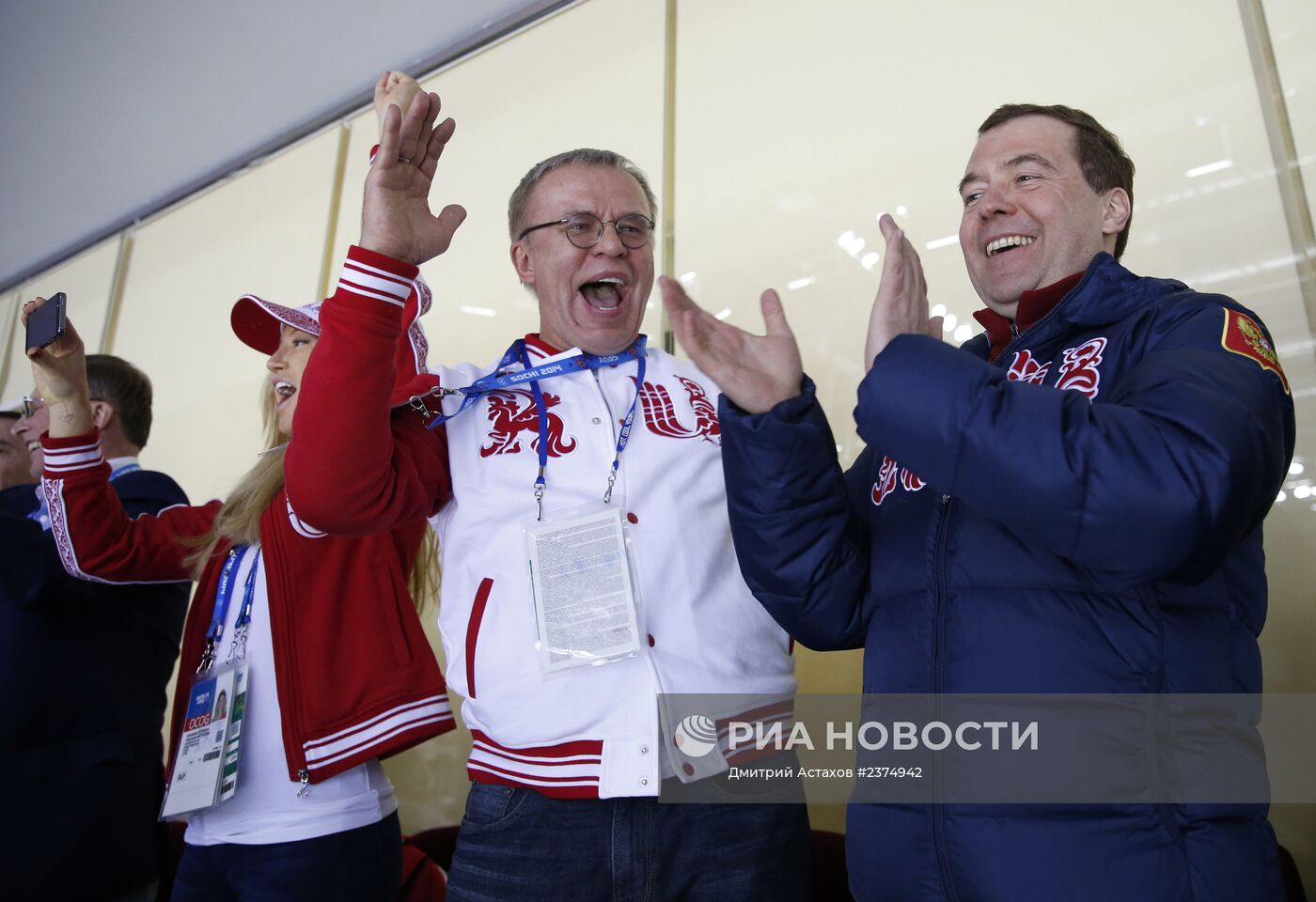 Д.Медведев посетил матч между сборными России и США по хоккею в Сочи