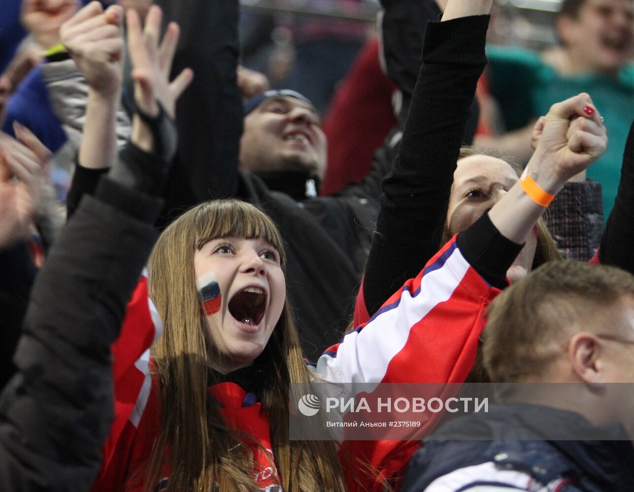 Болельщики смотрят трансляцию хоккейного матча Россия - США