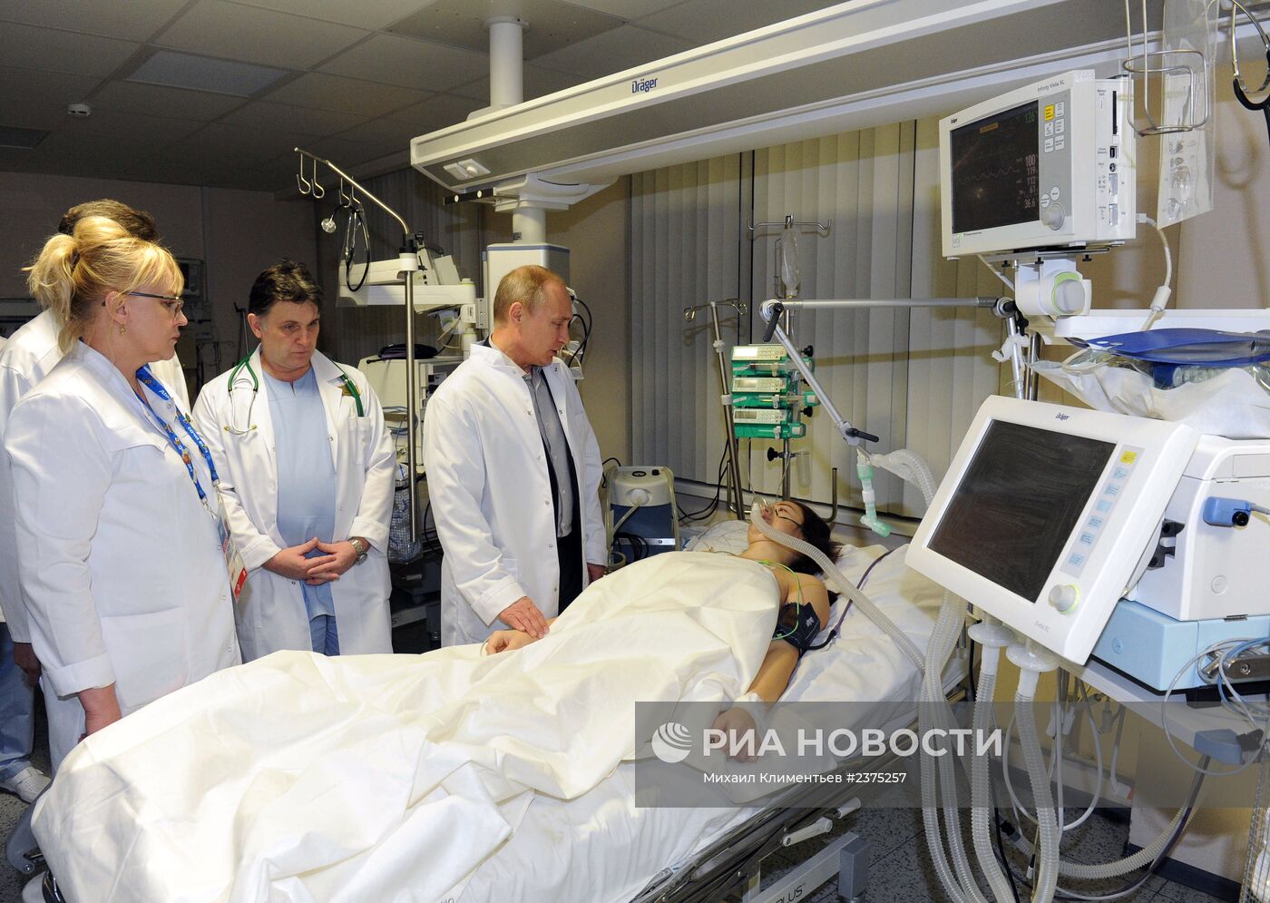 В.Путин посетил М.Комиссарову в больнице