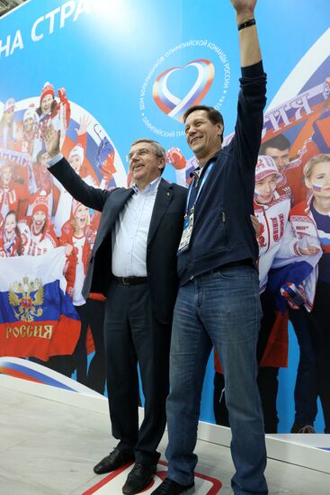 Томас Бах посетил Дом болельщиков Олимпийской команды России