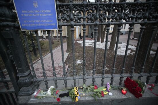 Цветы у посольства Украины в Москве