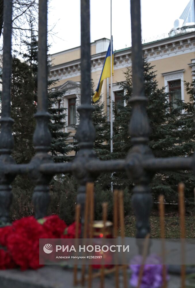 Цветы у посольства Украины в Москве