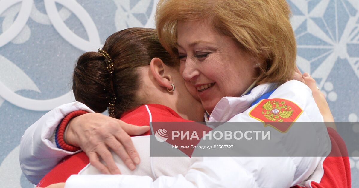эмоциональный тренер обнимает спортсмена