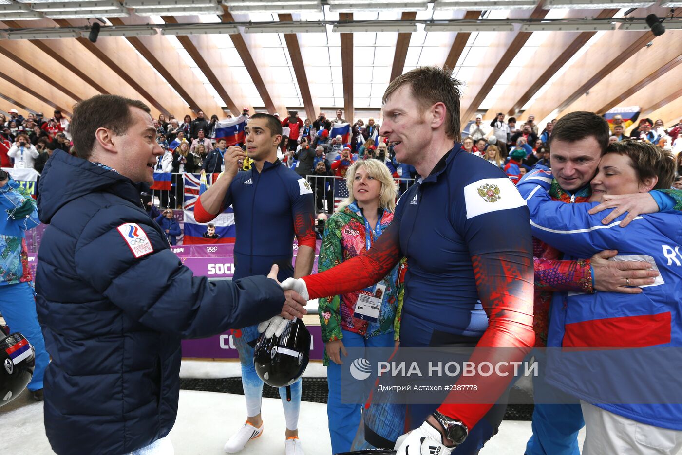 Д.Медведев посетил решающий заезд в соревнованиях бобов-четверок на Олимпиаде в Сочи