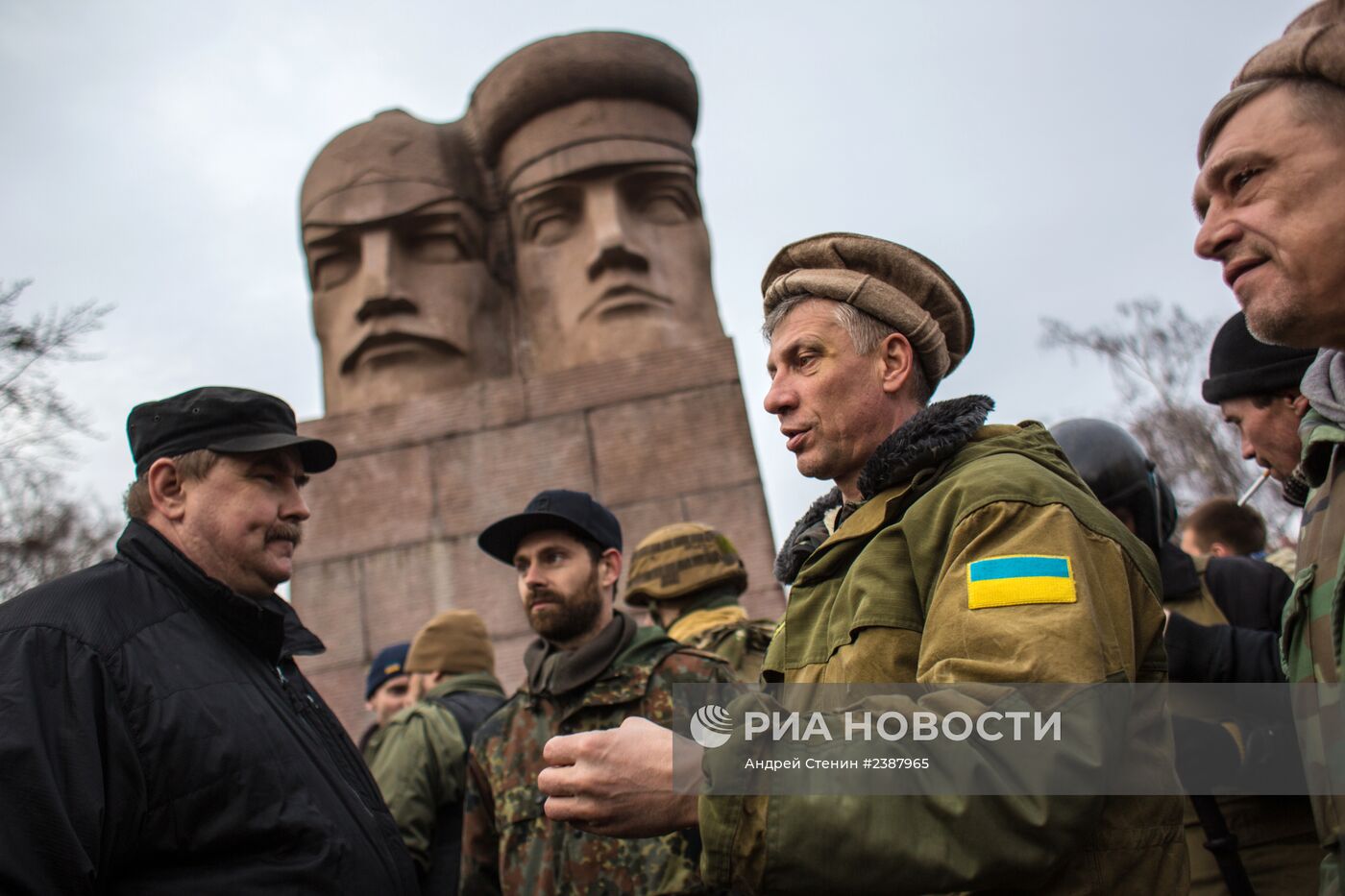 Сторонники оппозиции разрушают памятник чекистам в Киеве