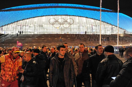 Зрители прибывают на церемонию закрытия XXII зимних Олимпийских игр