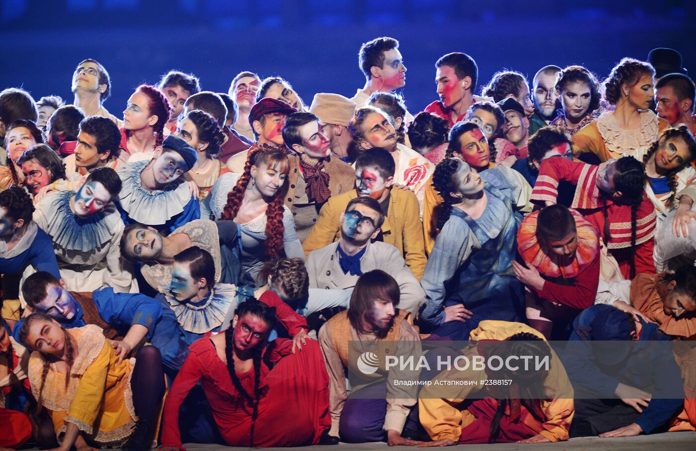 Шагал сочи. Кубанский казачий хор на церемонии закрытия Олимпийских игр в Сочи 2014.