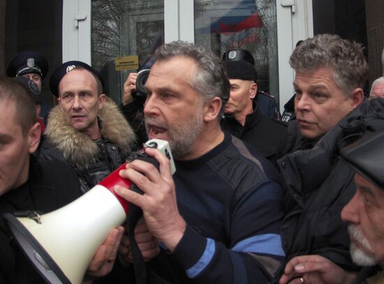 Митинг возле городской администрации Севастополя