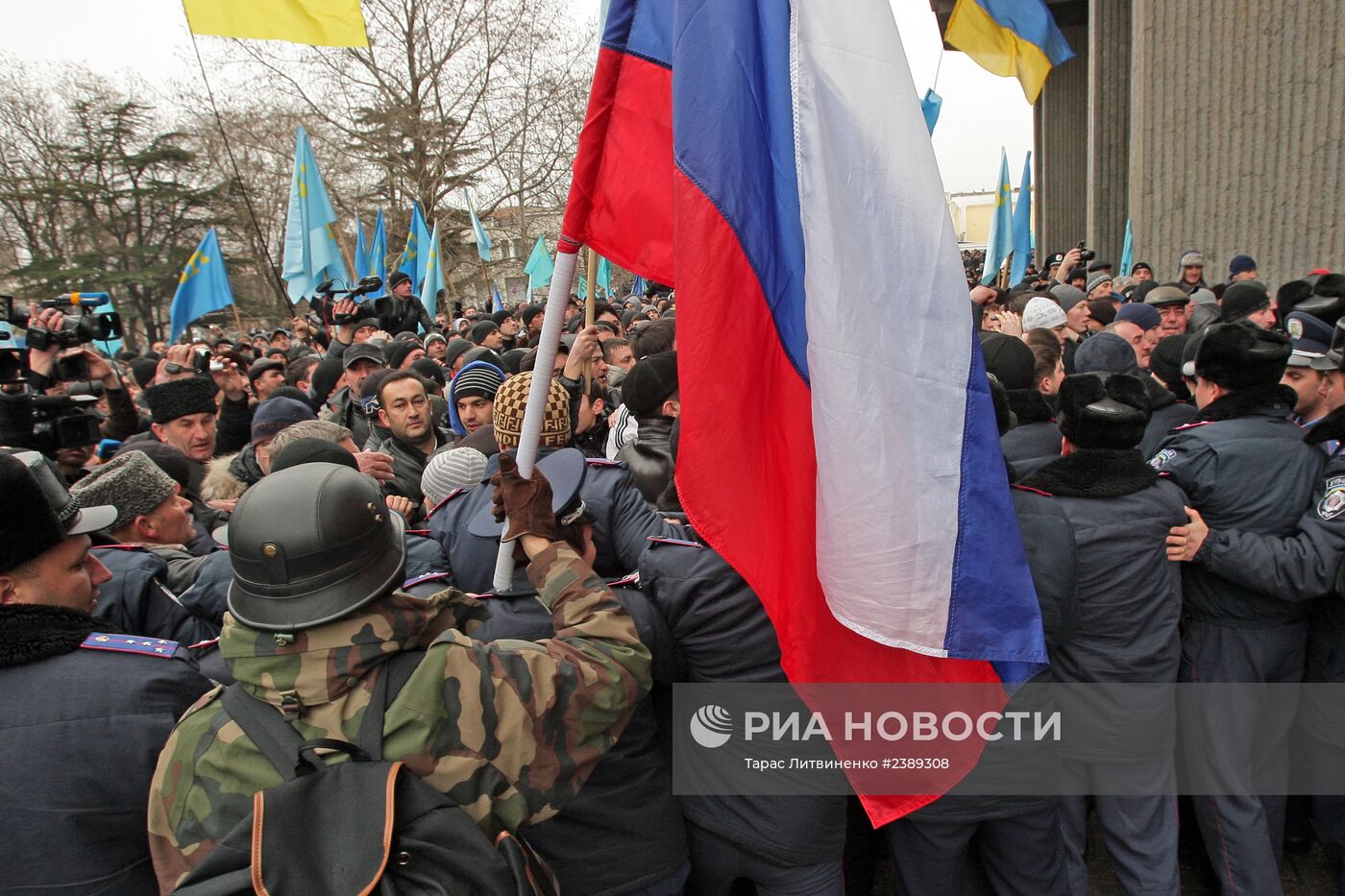 Митинг у здания Верховного совета Крыма