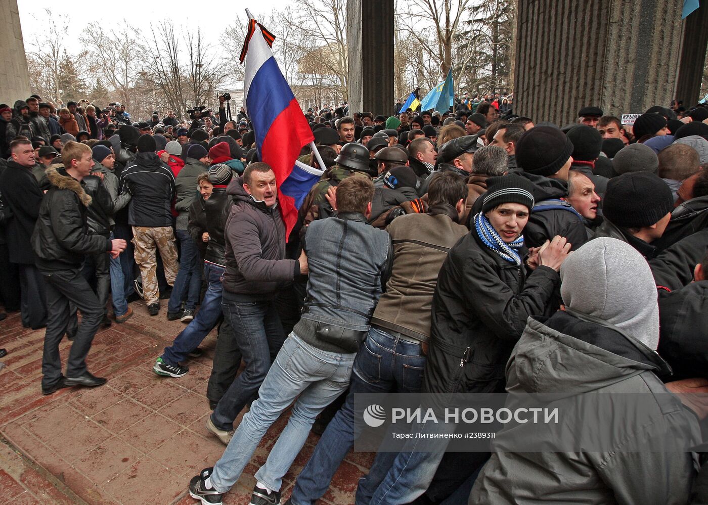 Митинг у здания Верховного совета Крыма