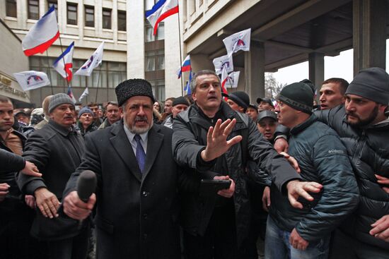 Митинги у здания Верховного совета Крыма