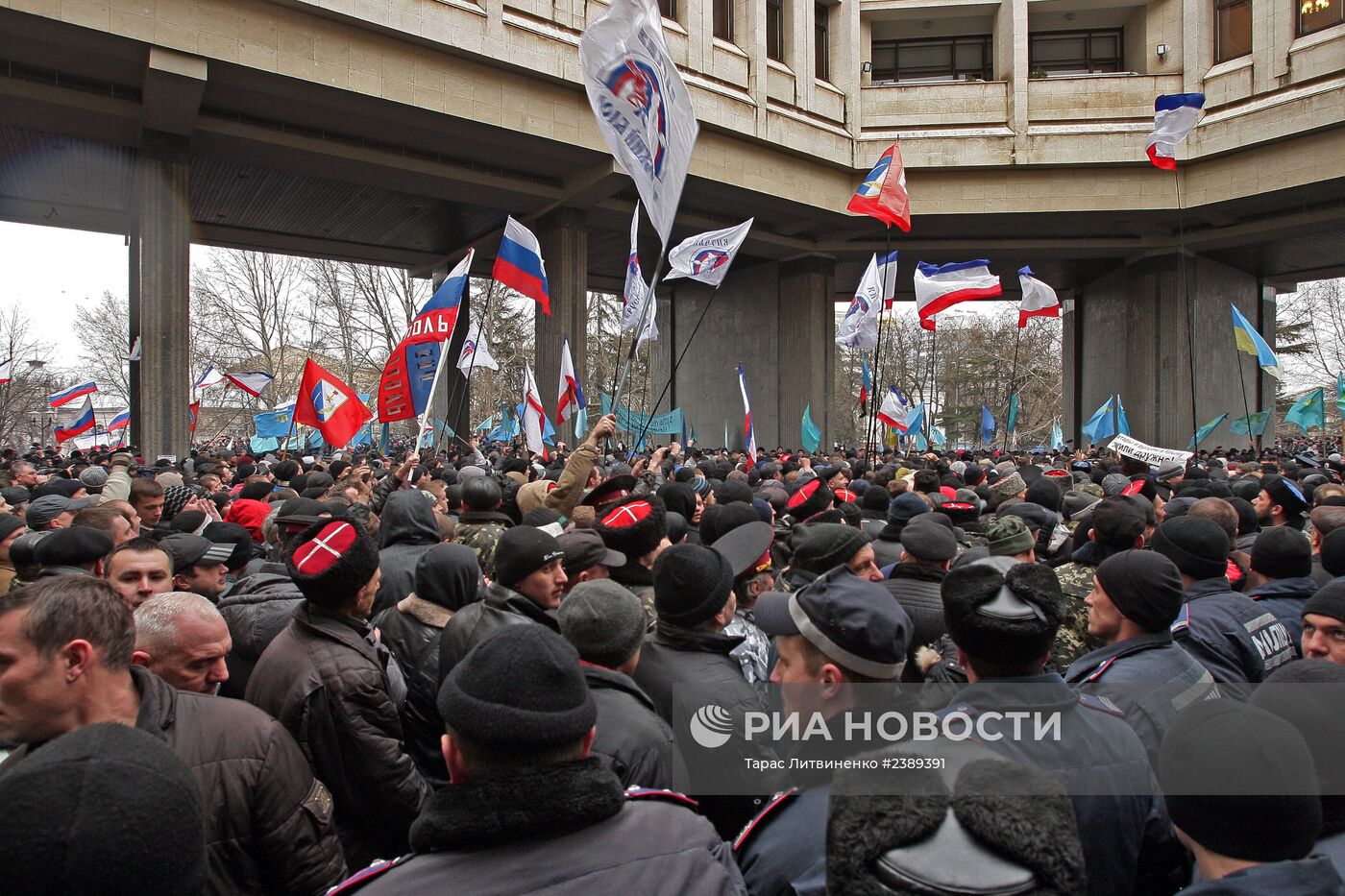 Митинги у здания Верховного совета Крыма