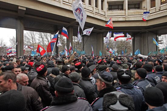 Митинги у здания Верховного совета Крыма