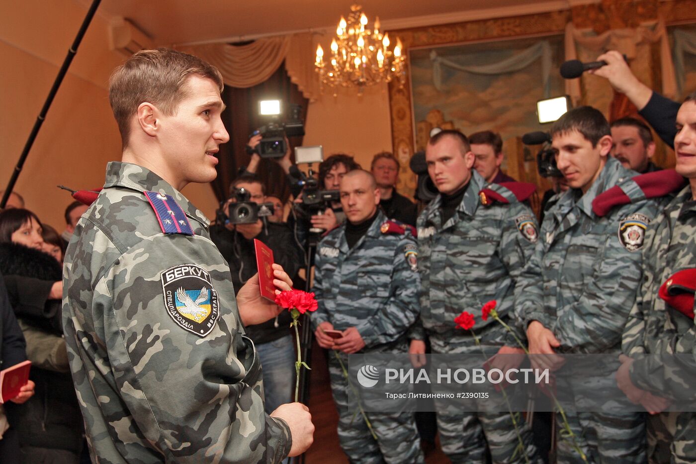 Девять бойцов "Беркута" получили паспорта России в Крыму