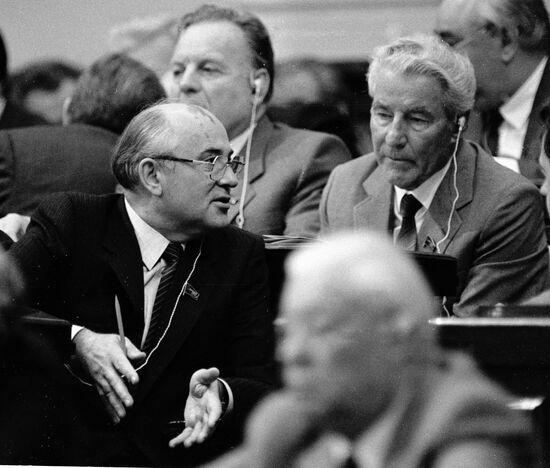Михаил Горбачев на 7-й сессии Верховного Совета СССР