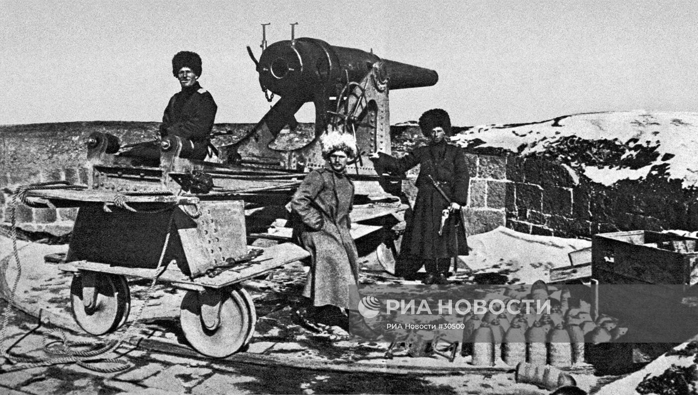 Русские солдаты на привале около боевого орудия